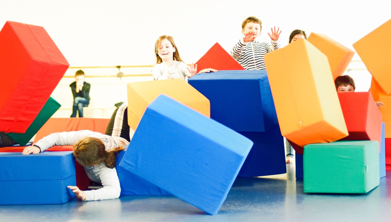 Kinder in Bewegung im Psychomotorik-Raum